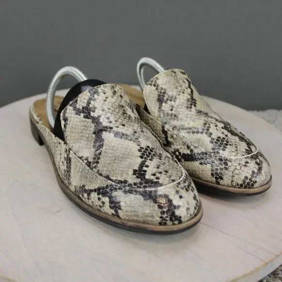 Clarks Slip On Mules Womens 8.5 Beige Leather Snake Print - Picture 2 of 9